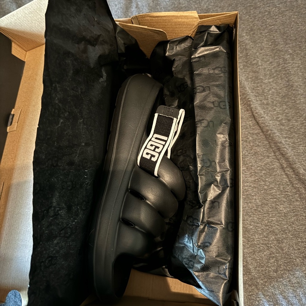 NWT AND BOX Men’s Ugg Sports Yeah Sandles